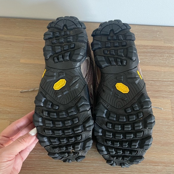 Patagonia Brown and Burgundy hiking  Shoes 8.5 women’s - Picture 5 of 7